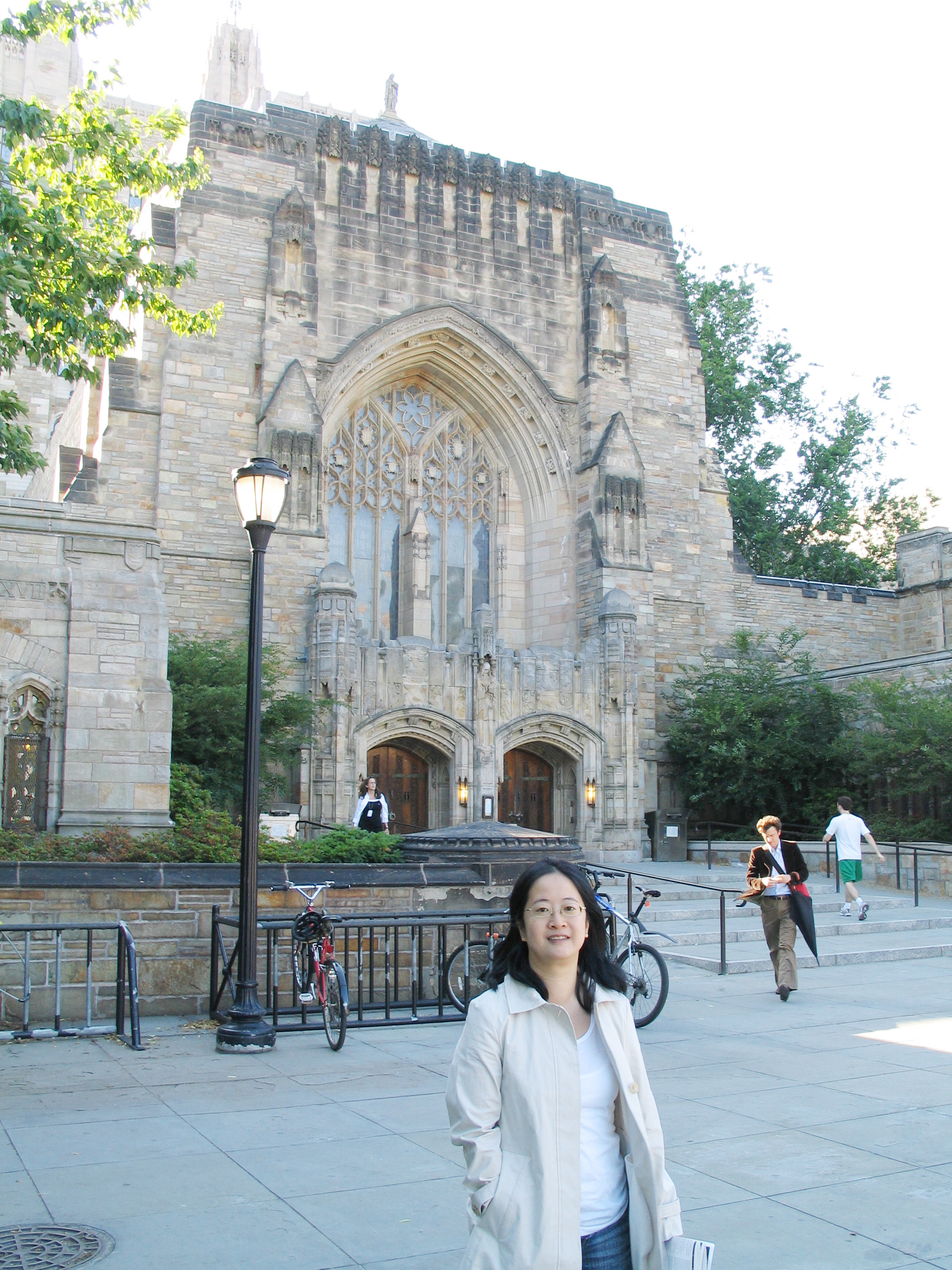 殷翠瑩攝於耶魯大學史達寧圖書館 (Sterling Library) 前 (2007年)