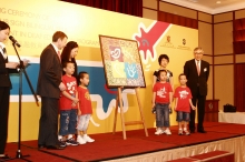 (From Left) Mr. Winfried Engelbrecht-Bresges, Chief Executive Officer of The Hong Kong Jockey Club, Dr. Catherine Lam, Consultant Paediatrician, Child Assessment Centre, Mrs. Yu Law Siu Man, Principal Education Officer, School Administrative &amp; Support, Education and Manpower Bureau and Professor Lawrence Lau, Vice-Chancellor of CUHK, completed the puzzle together which marked the beginning of the programme.