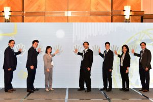 (From left) Professor Lin ZHOU, Dean, CUHK Business School, CUHK, Mr. Laurie PEARCEY, Associate Vice-President, CUHK, Ms Rebecca PUN, JP, Commissioner for Innovation and Technology, Professor Rocky S. TUAN, Vice-Chancellor and President, CUHK, Mr. Joseph CHAN, JP, Under Secretary for Financial Services and the Treasury Bureau, Mrs. Eunice CHAN, Chief Operating Officer, Hang Seng Bank, and Professor Martin D.F. WONG, Dean, Faculty of Engineering, CUHK.