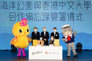 (From left, back row) Professor Rocky S Tuan, Mr Wong Kam-sing and Mr Lau Ming-wai witness the signing of the MOU by (From left, front row) Professor Sham Mai-har, Pro-Vice-Chancellor / Vice-President of CUHK, and Ms Ysanne Chan, Chief Executive of Ocean Park.