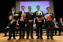 Prof. Lau Yun-wong James (1st left), Professor of Surgery and Head, Division of Vascular Surgery, Department of Surgery; Prof. Chan Ka-leung Francis (2nd left), Head, Division of Gastroenterology and Hepatology, Department of Medicine and Therapeutics, and Director, Institute of Digestive Disease; Prof. Joseph J.Y. Sung (2nd right), Vice-Chancellor and Mok Hing Yiu Professor of Medicine; Prof. Chiu Wai-yan Philip (1st right), Professor, Division of Upper Gastrointestinal Surgery, Department of Surgery, receive their award certificates from Mr. Li Lu (middle).