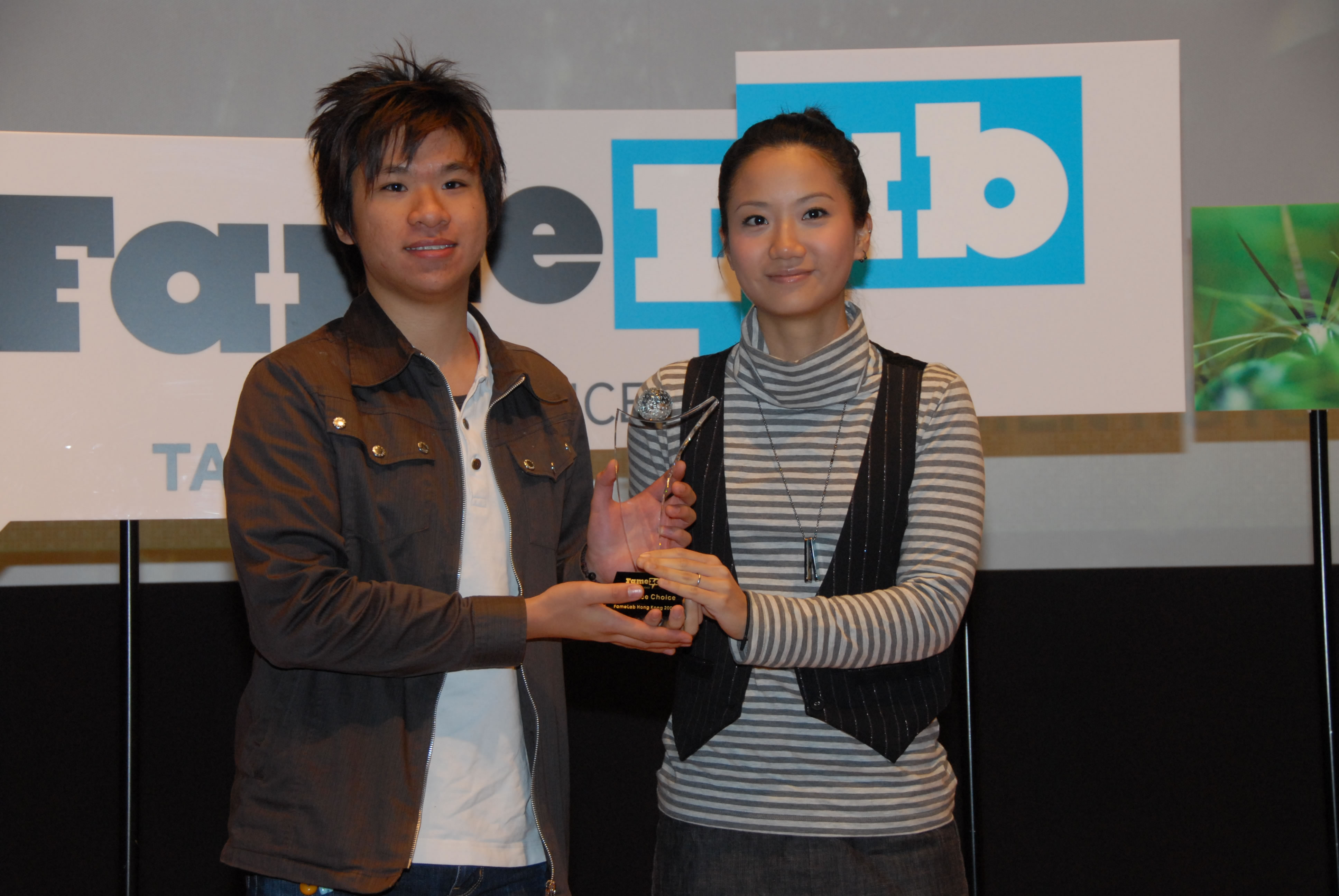 Anthony receives the ‘Audience Choice’ award from pop singer-songwriter Ms. Ellen Loo of at17
(Photo Courtesy: Hong Kong Science Museum)