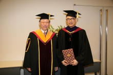 香港中文大学校长刘遵义教获日本早稻田大学颁授荣誉法学博士学位后，与该校校长白井克彦教授合照。