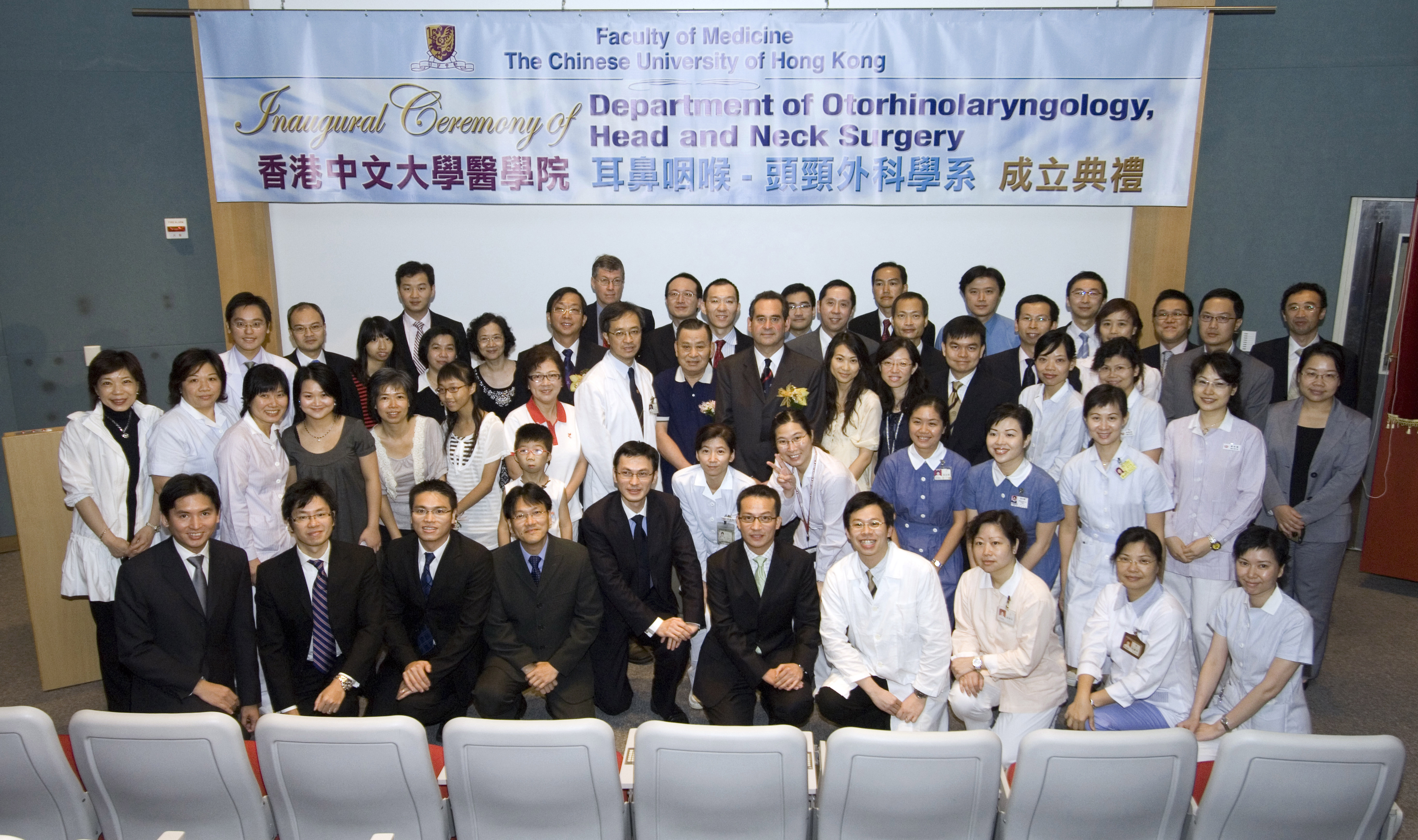 Members of the department, ENT doctors and patients took a group photo together.