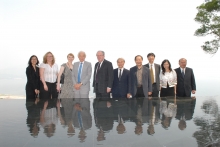 Lord Wilson visited CUHK's famous scenic spot – Pavilion of Harmony.