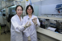 Prof. Yichun Lu and Ph.D. candidate Jing Xie present molecular crowding electrolyte and battery prototype.