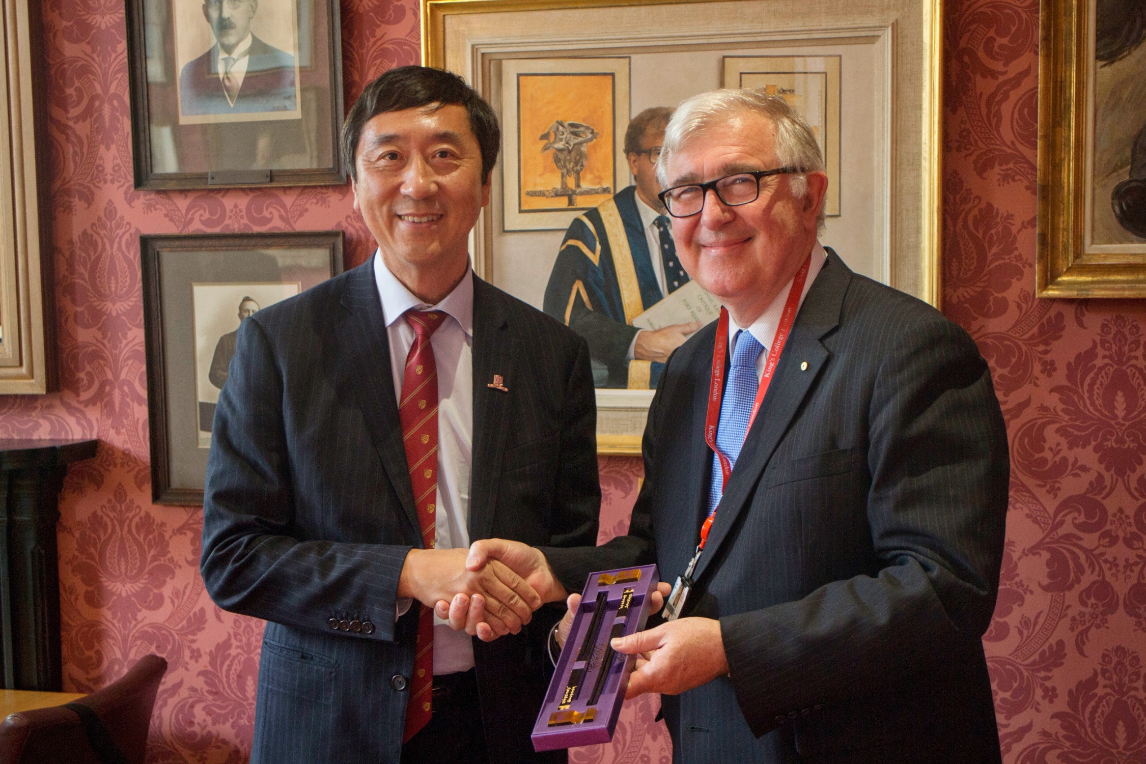 Prof. Joseph Sung presents a souvenir to Professor Ed Byrne.