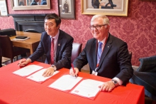 Prof. Joseph Sung (left), Vice-Chancellor and President of CUHK, and Prof. Ed Byrne AC, King’s President and Principal, sign a Memorandum of Agreement to jointly offer a Dual LLB-JD Programme.