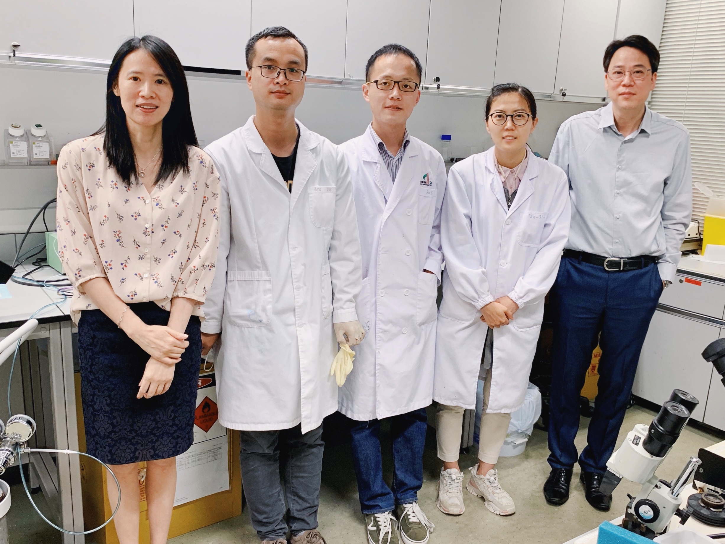 Prof. Ya KE (1st from left) and Prof. Wing Ho YUNG (1st from right) from the School of Biomedical Sciences at CU Medicine, together with their research team, discovered a brain circuitry that generates behavioural responses to stress. They proved that behaviour like scratching the head or rubbing the hands is important in stress management. The findings also provide a basis for probing the origin of malfunctions that could lead to abnormal repetitive behaviour exhibited in different brain disorders.