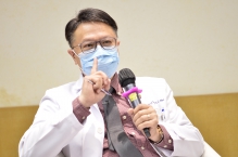 Prof. David HUI states that private doctors and public hospitals can use blood tests to early diagnose patients with persistent upper respiratory tract infection symptoms and fever if they have been infected with viral pneumonia.