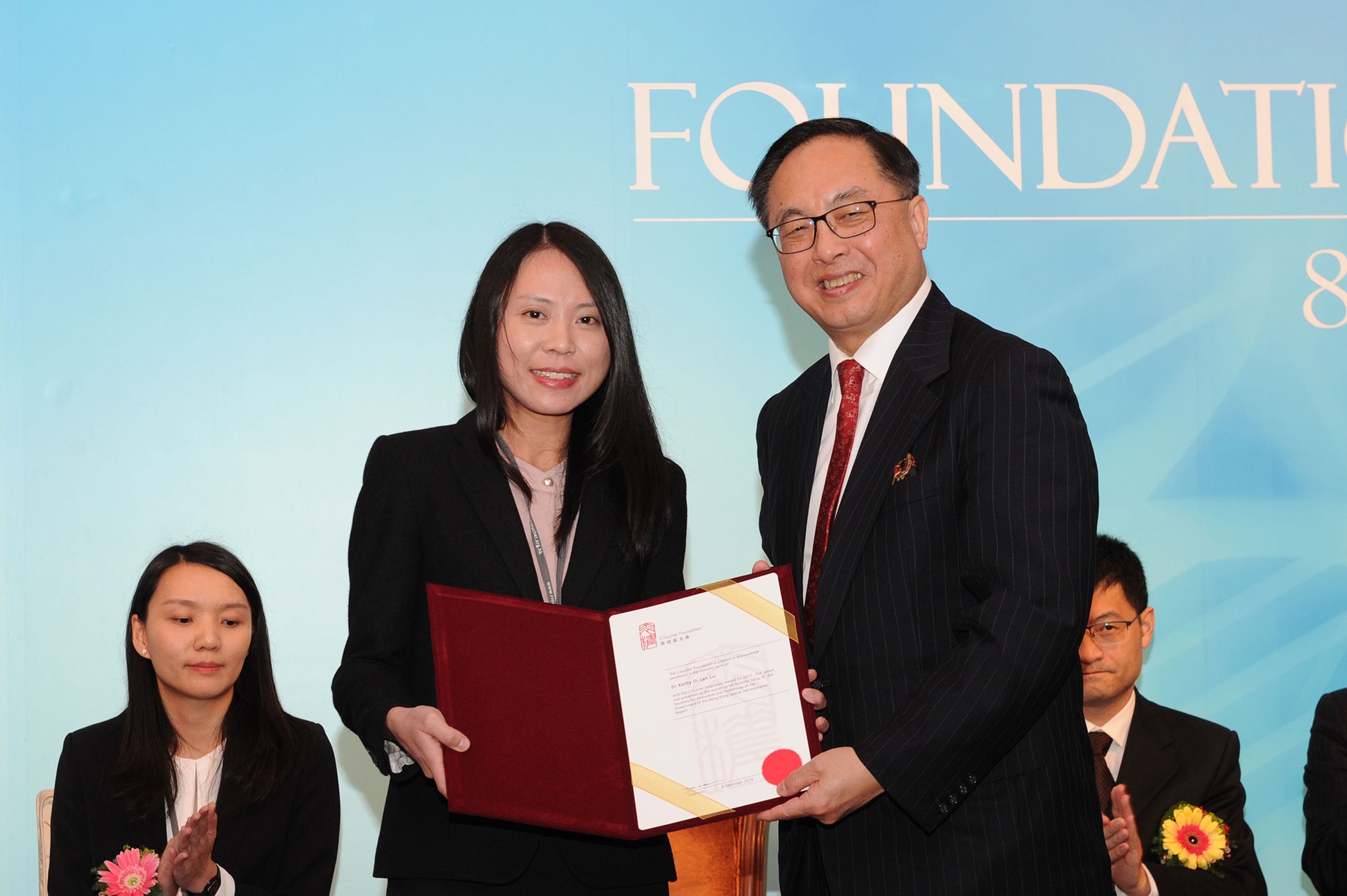 The Honourable Mr. Nicholas Yang, Secretary for Innovation and Technology of the HKSAR Government (right), presents the Croucher Innovation Award 2017 to Prof. Kathy Lui.