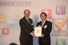 Prof. Alfred Chan, Equal Opportunities Commission Chairperson (right) presents the ‘Easiest-to-Use Mobile App Award’ to Prof. Michael Hui, Pro-Vice-Chancellor of CUHK.