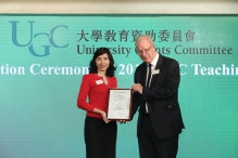 Prof. Suzanne So receives the award certificate from Prof. Adrian Dixon, Chairperson of 2017 UGC Teaching Award Selection Panel.