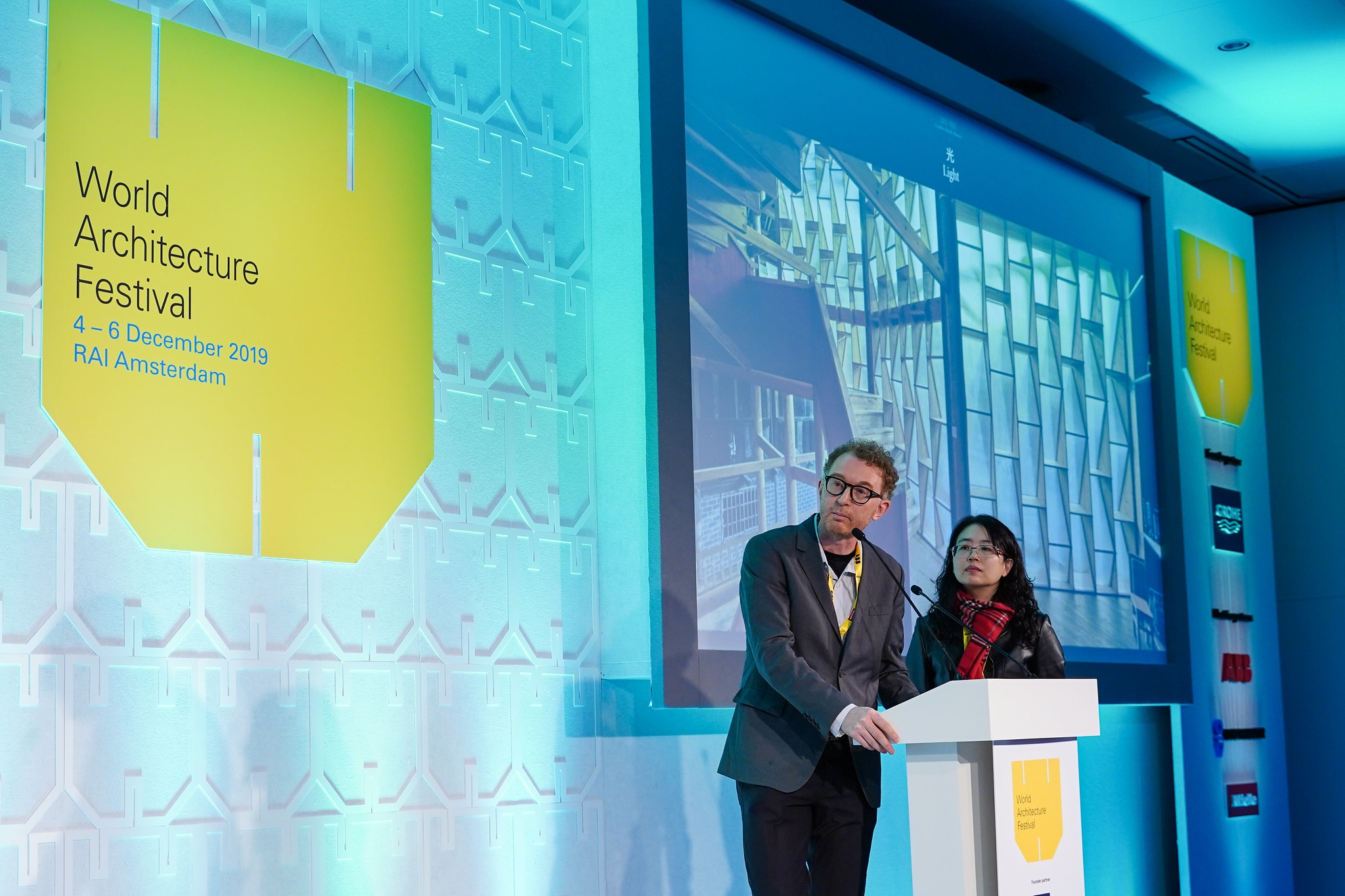 Prof. Peter W. Ferretto and Prof. Cai Ling present the features of Gaobu Book House to members of the architecture profession. (Photo: World Architecture Festival)