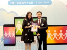 Mr Nelson Yip, Co-Chair of the Advisory Committee, Web Accessibility Recognition Scheme presents the certificate of Gold awards to Ms Amy Tsui, Director of Communications and Public Relations, CUHK.