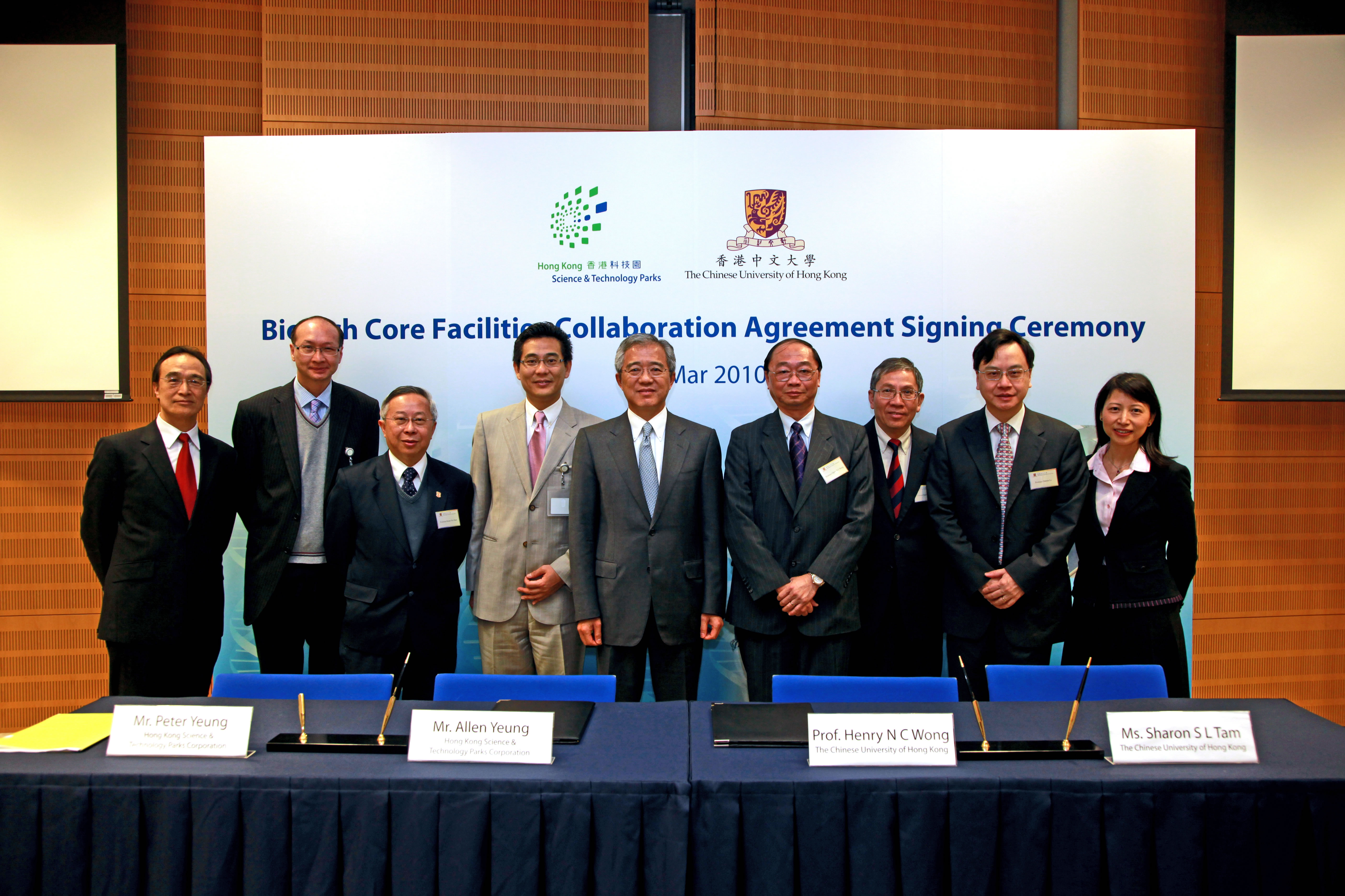 Representatives from HKSTPC and CUHK witnessed the agreement signing ceremony. Featured in the photo are Mr. E. Anthony Tan, CEO of HKSTPC (5th left), Mr. Allen Yeung, Vice President of Business Development and Technology Support of HKSTPC (4th left) and