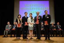 Prof. Ka-hou CHU, Professor, School of Life Sciences, CUHK (2nd right) and his research team receive their award certificates from Dr. ZHOU Jing.