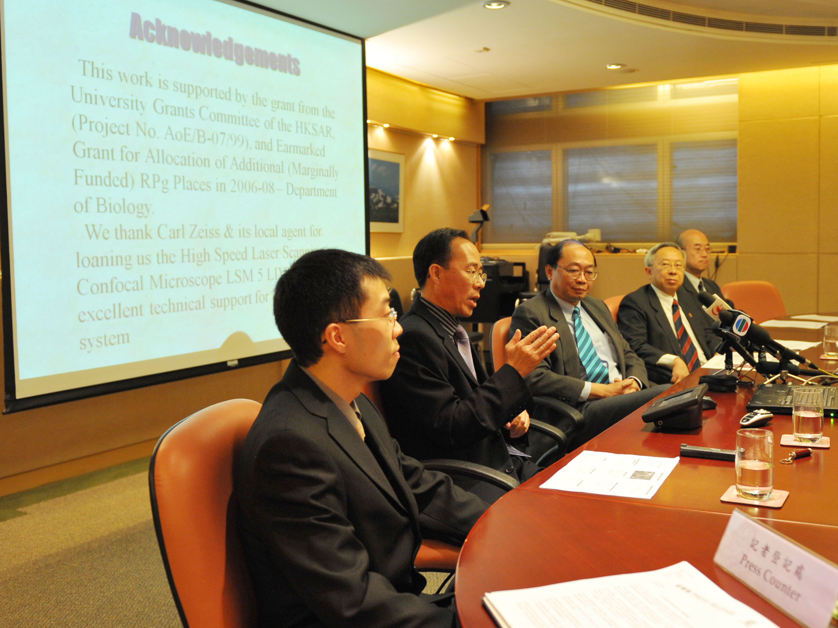 From left:
Mr. Hogan Ho-Lam Tang, PhD Candidate, Department of Biology, CUHK
Professor Ming-Chiu Fung, Professor, Department of Biology, CUHK
Professor Henry N.C. Wong, Chairman, Research Committee, CUHK
Professor Hoi-Shan Kwan, Dean, Faculty of Science, CUHK
Professor Norman Ying-Shiu Woo, Chairman, Department of Biology, CUHK