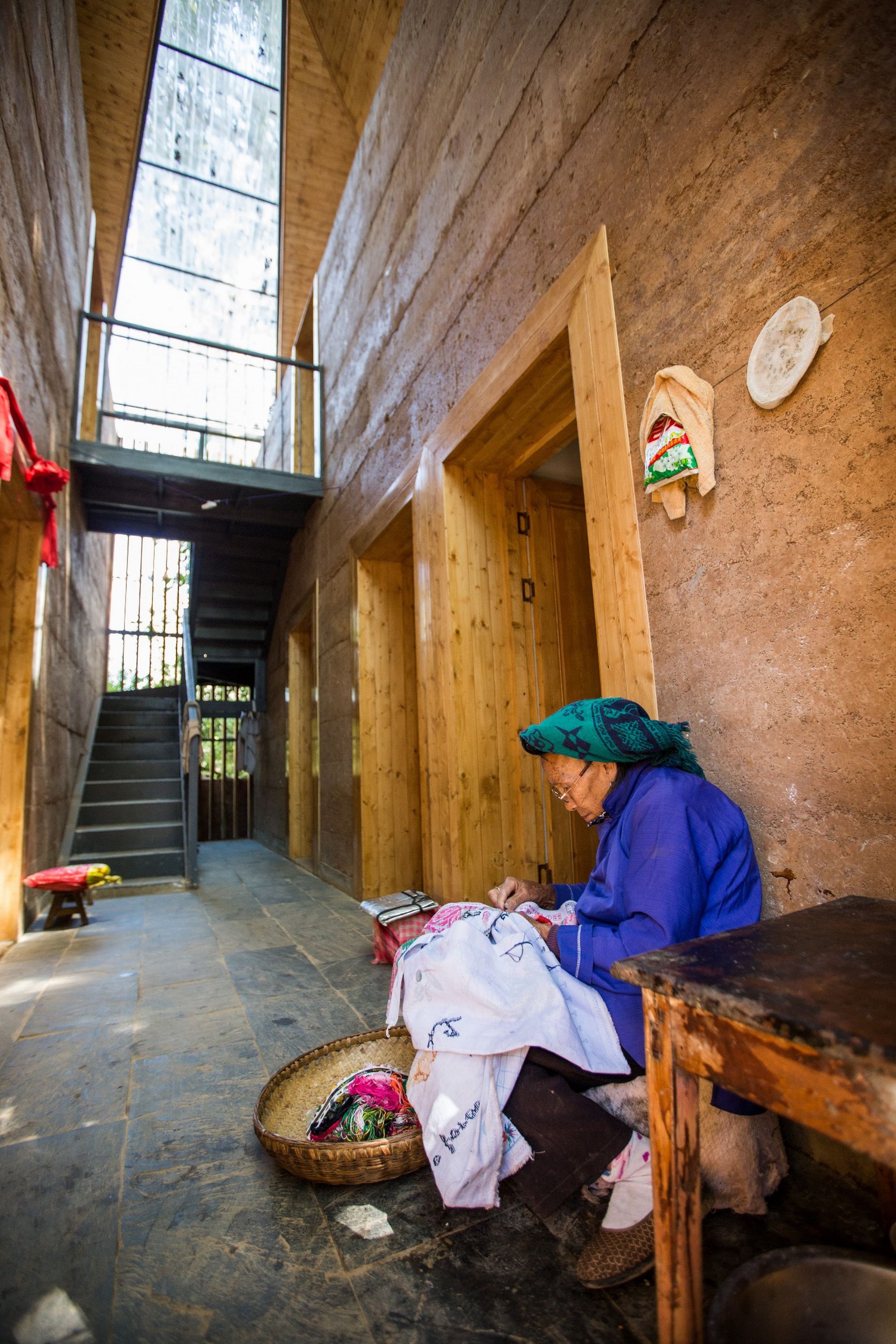 The semi-outdoor atrium provides comfortable and artistic living environment for the aged couple.