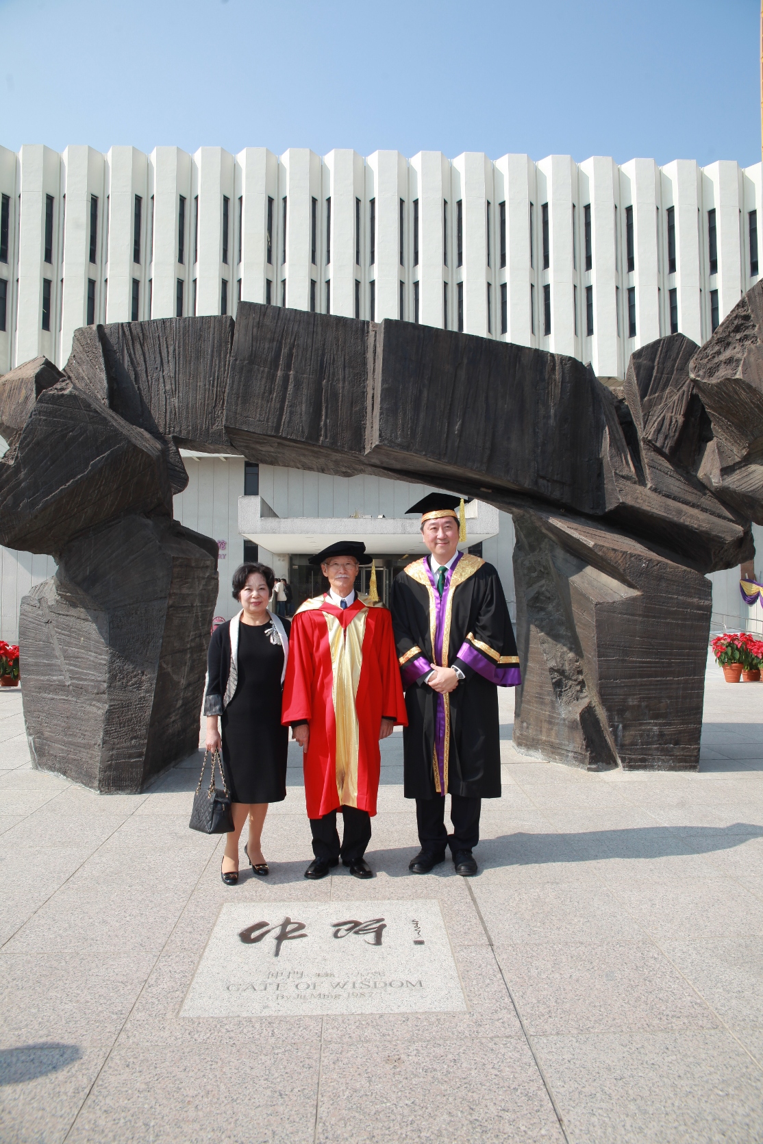 Dr. and Mrs. Ju Ming take a photo in front of Dr. Ju’s sculpture ‘Gate of Wisdom’ together with Prof. Joseph Sung