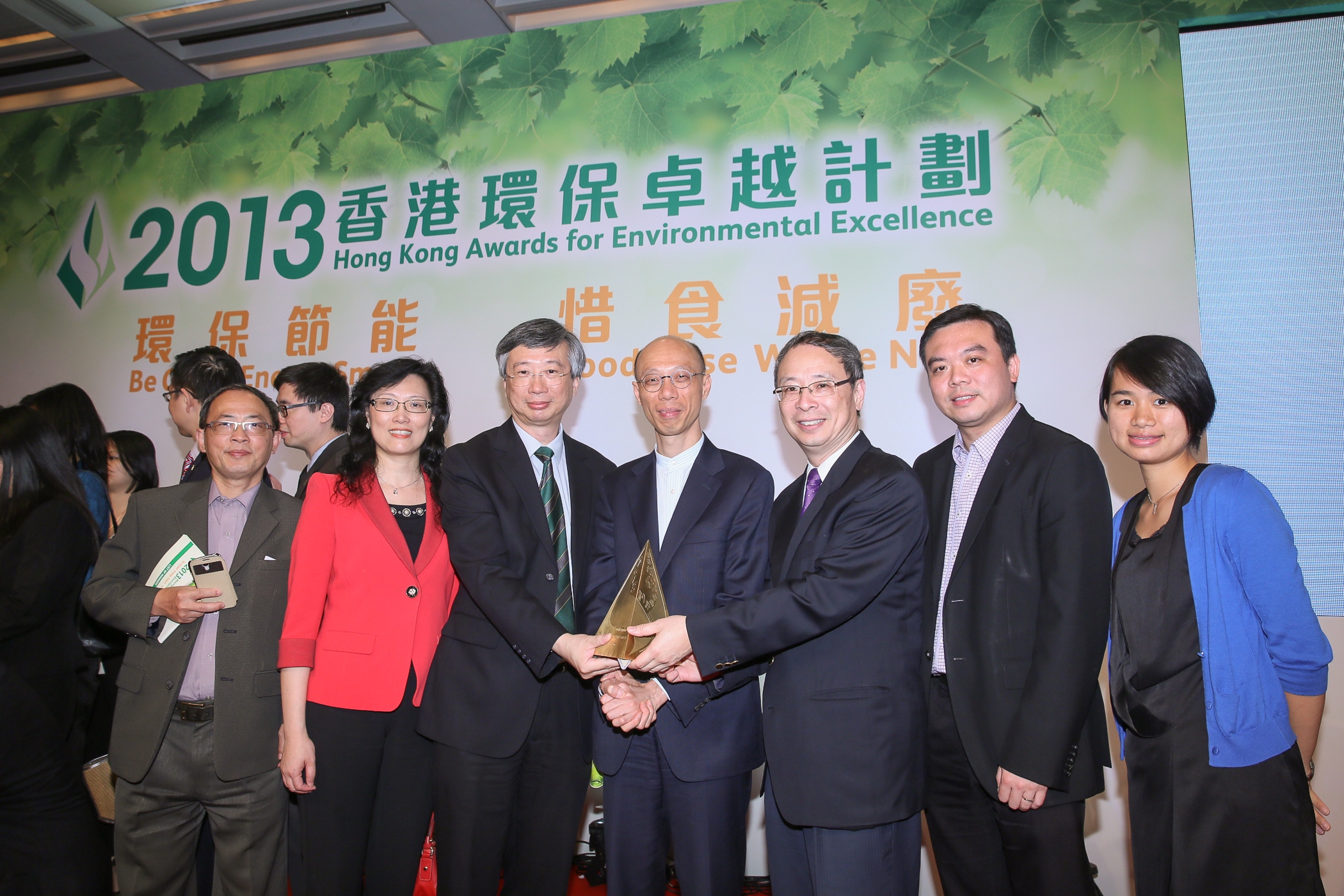 (From left) Mr. Benny Tam, Director of Estates Management; Ms. Vivian Ho, Director of Campus Planning and Sustainability; Prof. Fung Tung, Associate Vice-President; Mr. Wong Kam Sing, Secretary for the Environment, HKSAR Government; Prof. Chu Lee-man, Chairman of the Committee on Campus Environment; Mr. Jor Fan, Environmental Sustainability Manager of Estates Management Office; Ms. Doris Chan, Project Coordinator of Estates Management Office