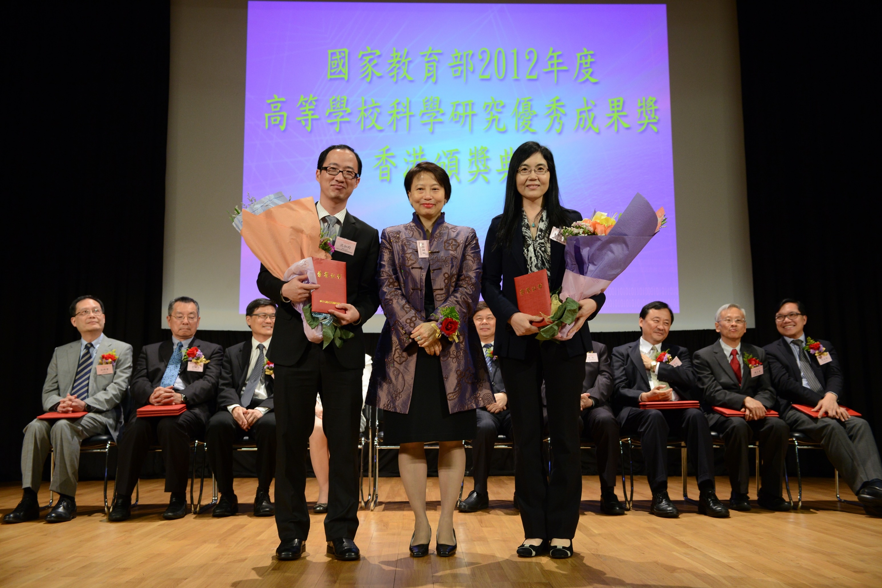 中大内科及药物治疗学系教授于君教授（右）及博士生沈加昀先生获获谢凌洁贞女士颁授证书。