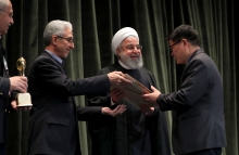 Prof. Wang Jianfang(1st right) receives the Khwarizmi International Award from Iran President Hassan Rouhani(2nd right).