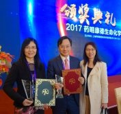 (Centre) Prof. Dennis LO and (left) Prof. Jun YU from the Faculty of Medicine at CUHK receive “Outstanding Achievements Award” and “Scholar Award” in the 11th annual WuXi PharmaTech Life Science and Chemistry Awards respectively for their exceptional contributions in the field of life science and chemistry. Featured on the right is Dr. Alice Wong, wife of Prof. Dennis Lo.