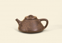 Shipiao teapot
Qu Yingshao and Qiao Zhongxi
Early 19th century
H:7 cm, L:15.7 cm
The Bei Shan Tang Gift
Art Museum, CUHK