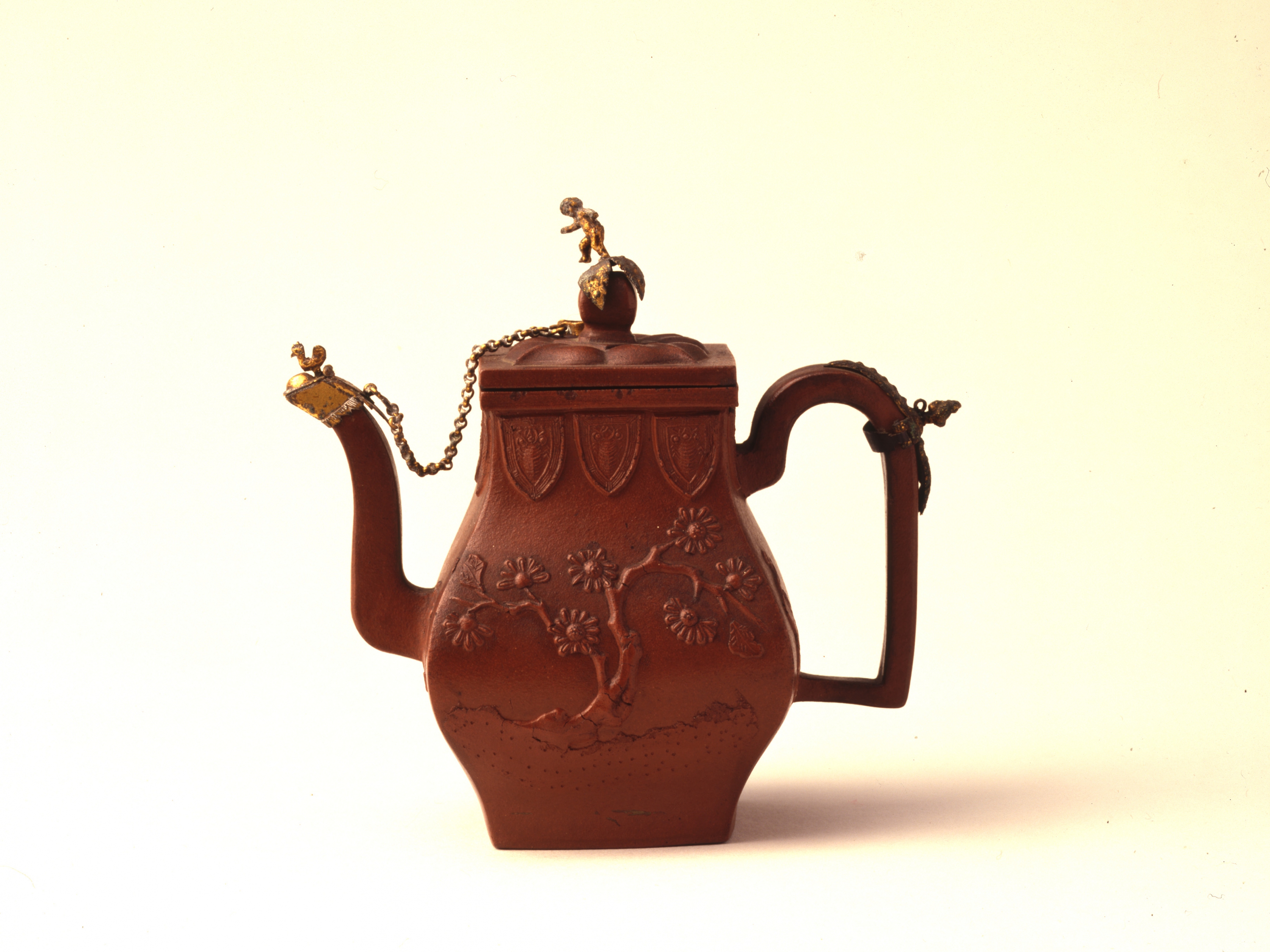 Square teapot with appliqué floral design
made in Holland
Early 18th century
The K.S. Lo Collection
Flagstaff House Museum of Tea Ware