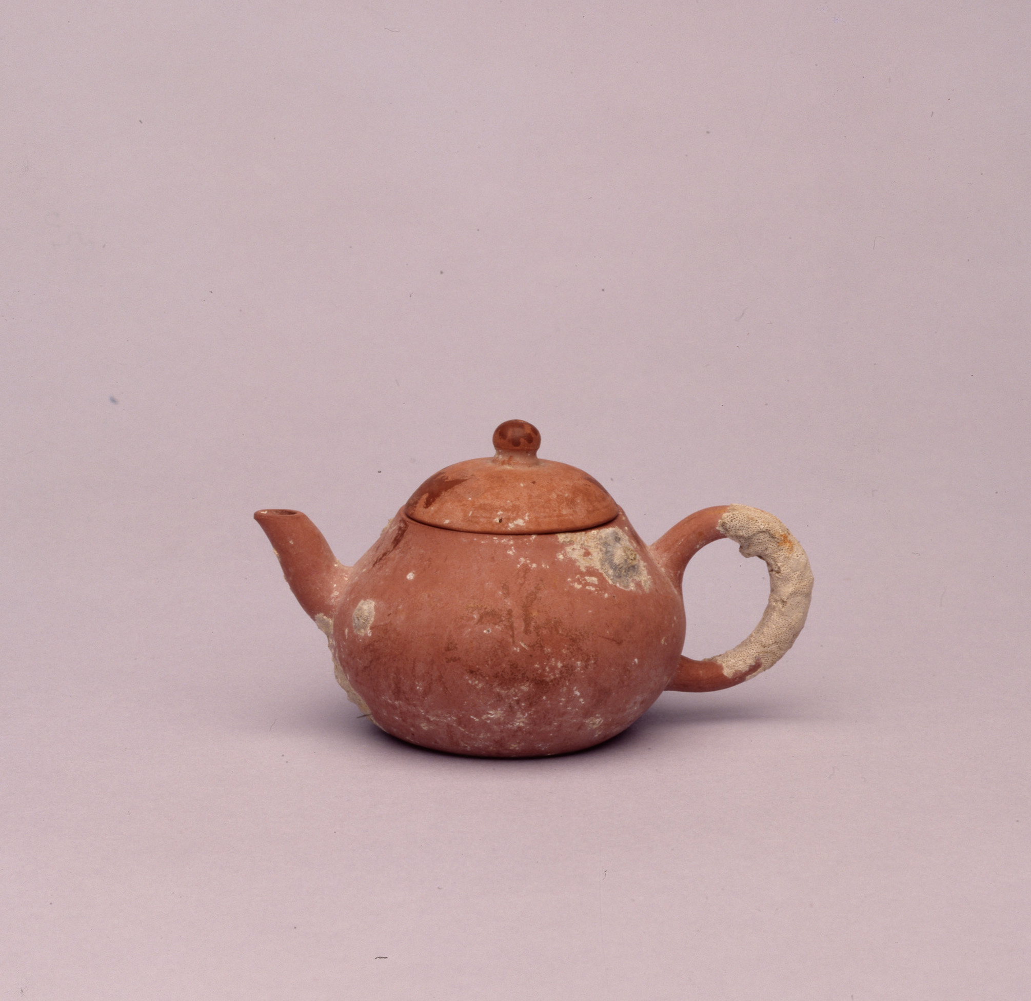 Pear-shaped teapot with
inscription of “Yuxiang zhai”
From the Geldermalsen shipwreck
C. 1750
The K.S. Lo Collection
Flagstaff House Museum of Tea Ware