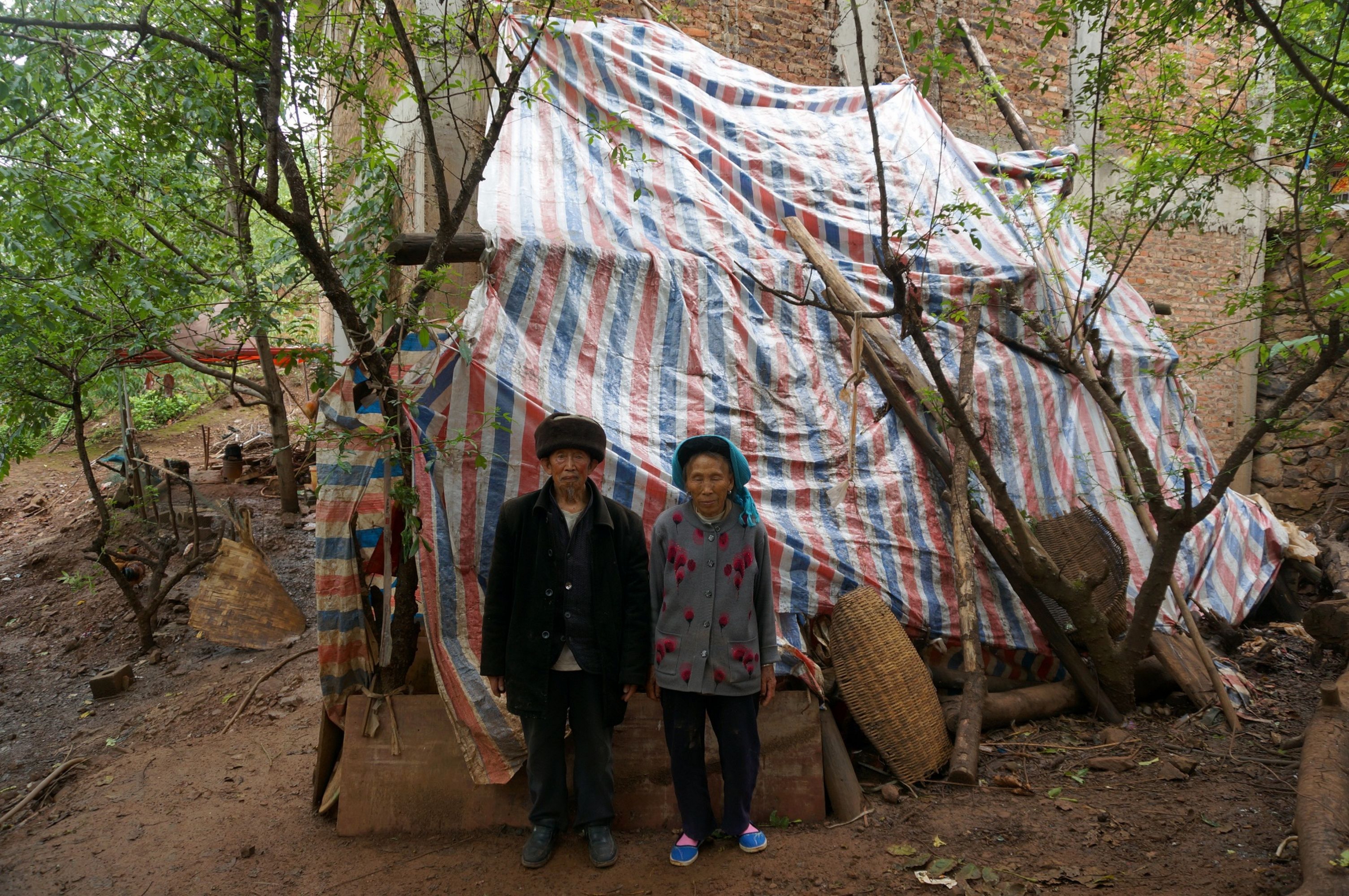 一对年迈夫妇在2014年的鲁甸县地震中失去家园。