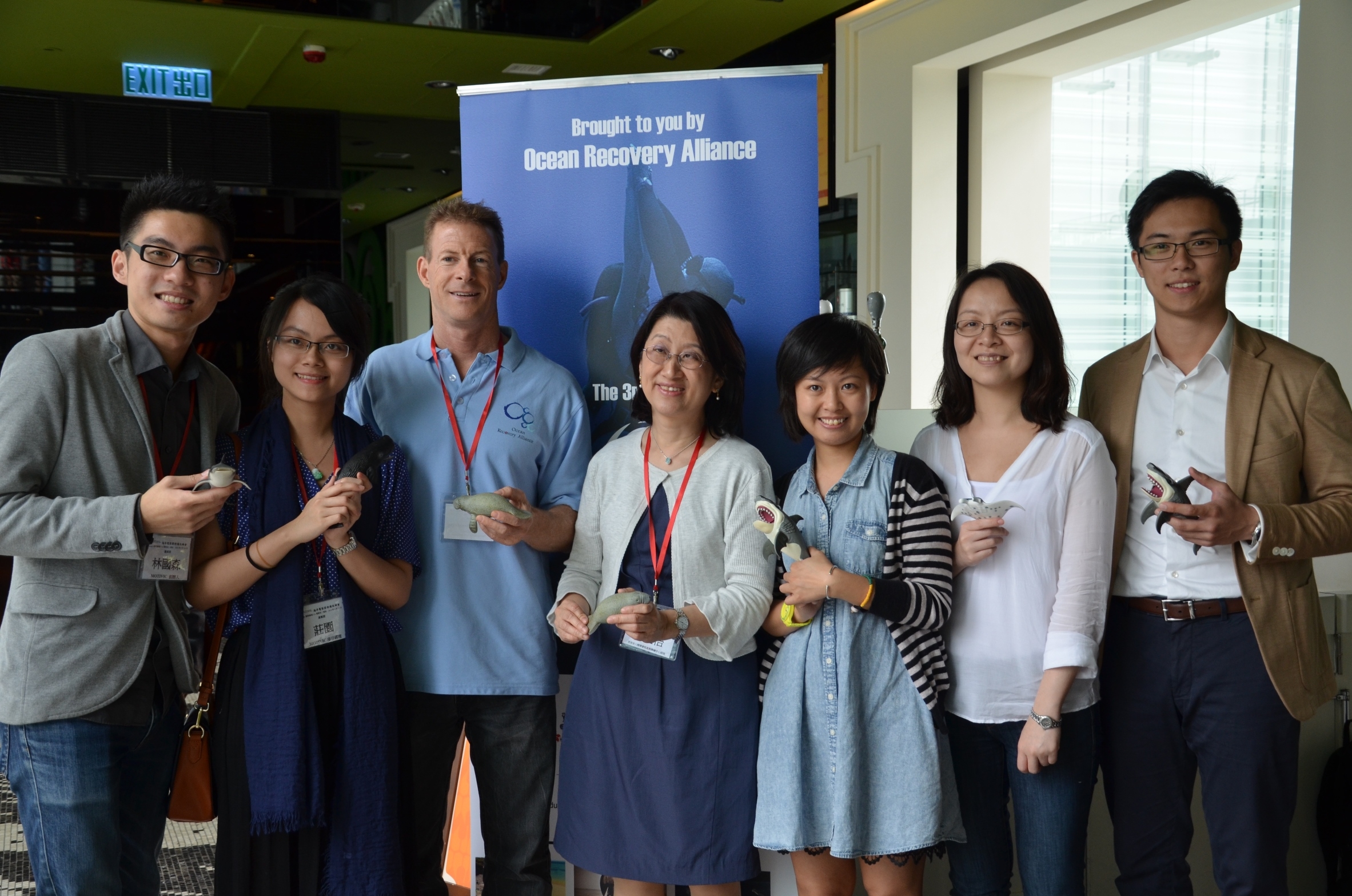 (From left) Vincent Lam, CUHK Ethnomusicology postgraduate student and Founder of MOTIVIC; Zhuang Yuan, Project Manager of MOTIVIC; Doug Woodring, Founder of Ocean Recovery Alliance; Ms. Chan Lai-yi, Manager of Information Accessibility Centre, HKSB; Stella Leung, voice over talent; Sophia Yow, audio describer; Kenneth Tsang, voice over talent.