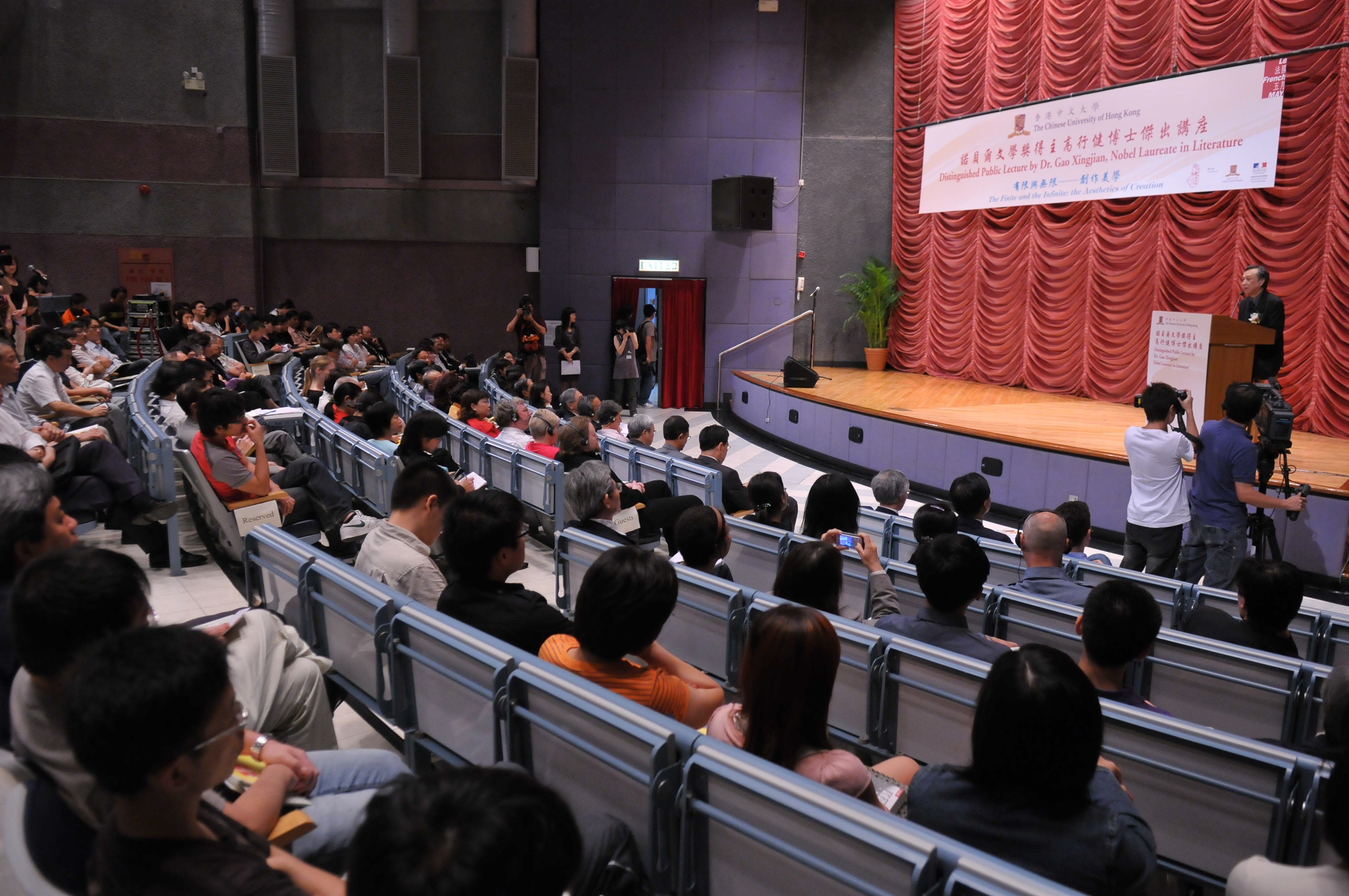 Nearly 500 audiences attend the lecture