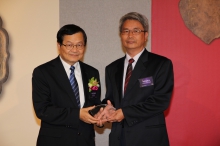 Prof. Leung Yuen-sang, Director of the Institute of Chinese Studies, CUHK presents a souvenir to Dr. Li Zong-kun, Institute of History and Philology, Academia Sinica.