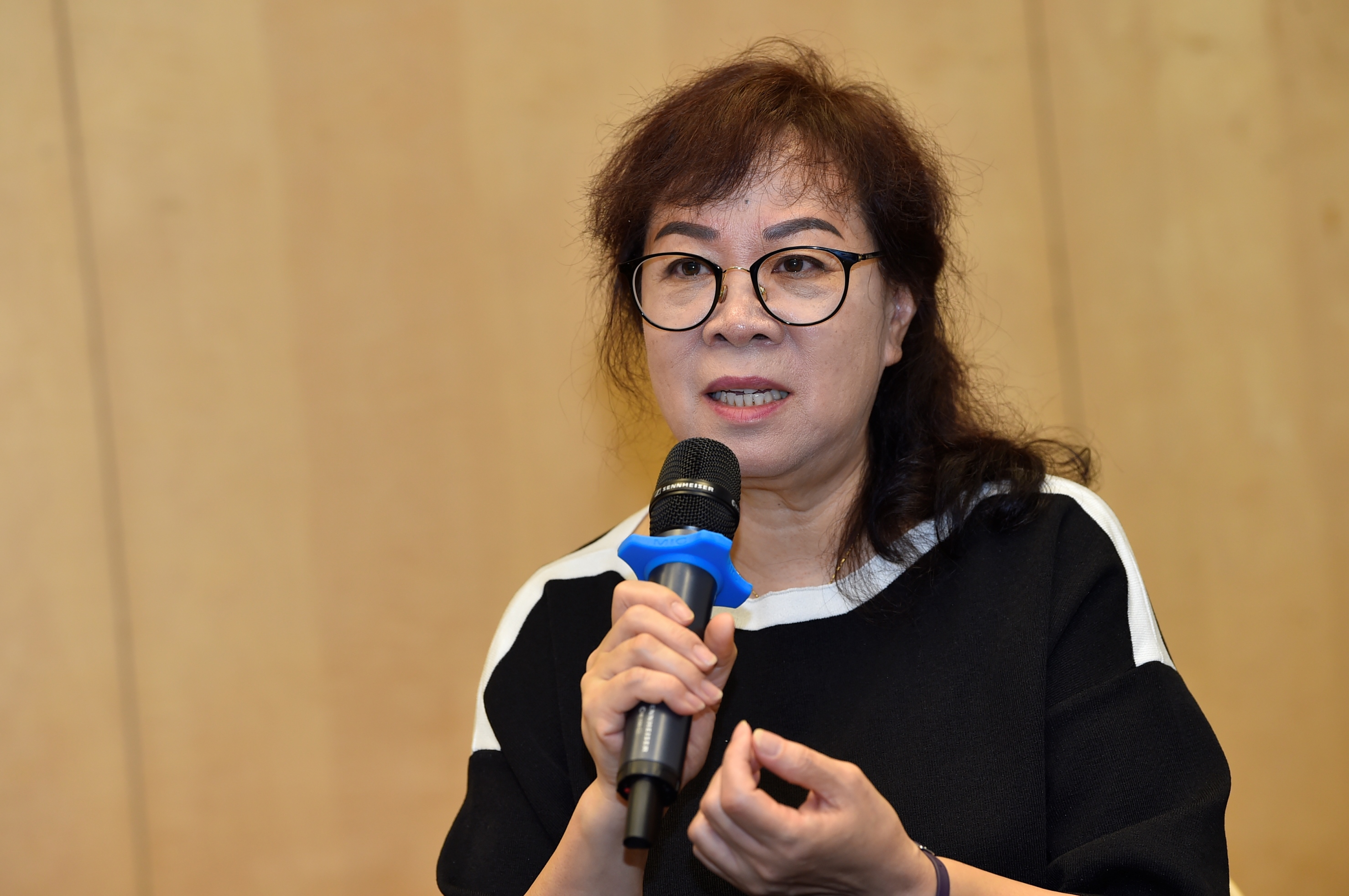 Ms. FUNG says she lost her way of life after retirement and the symptoms of depression slowly emerged and had eating and sleeping disorder. Her conditions have been much improved after the combined BAM treatment and can now walk with a spring in her step.