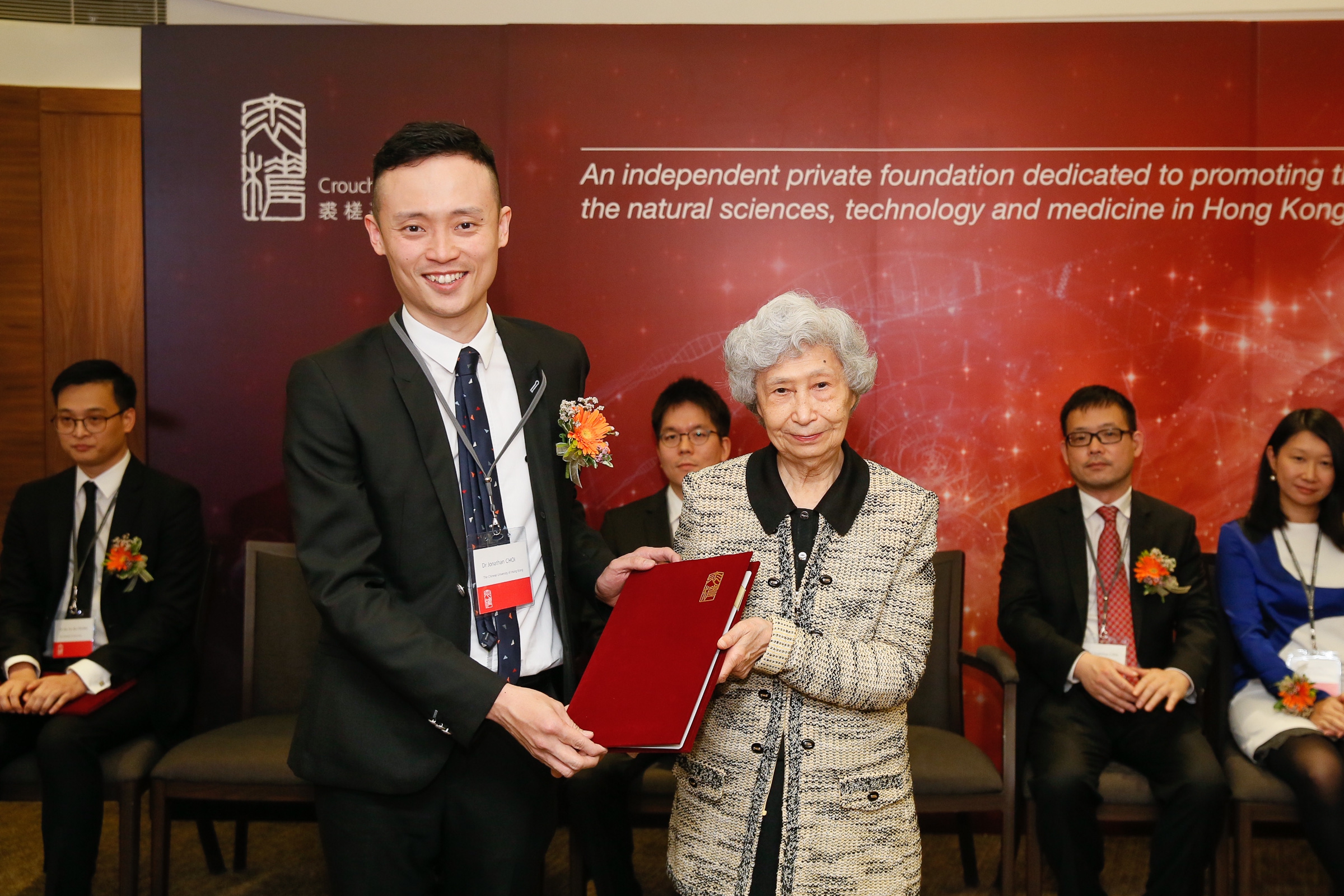 Prof Rosie Young presents the Innovation Award to Prof Jonathan Choi.