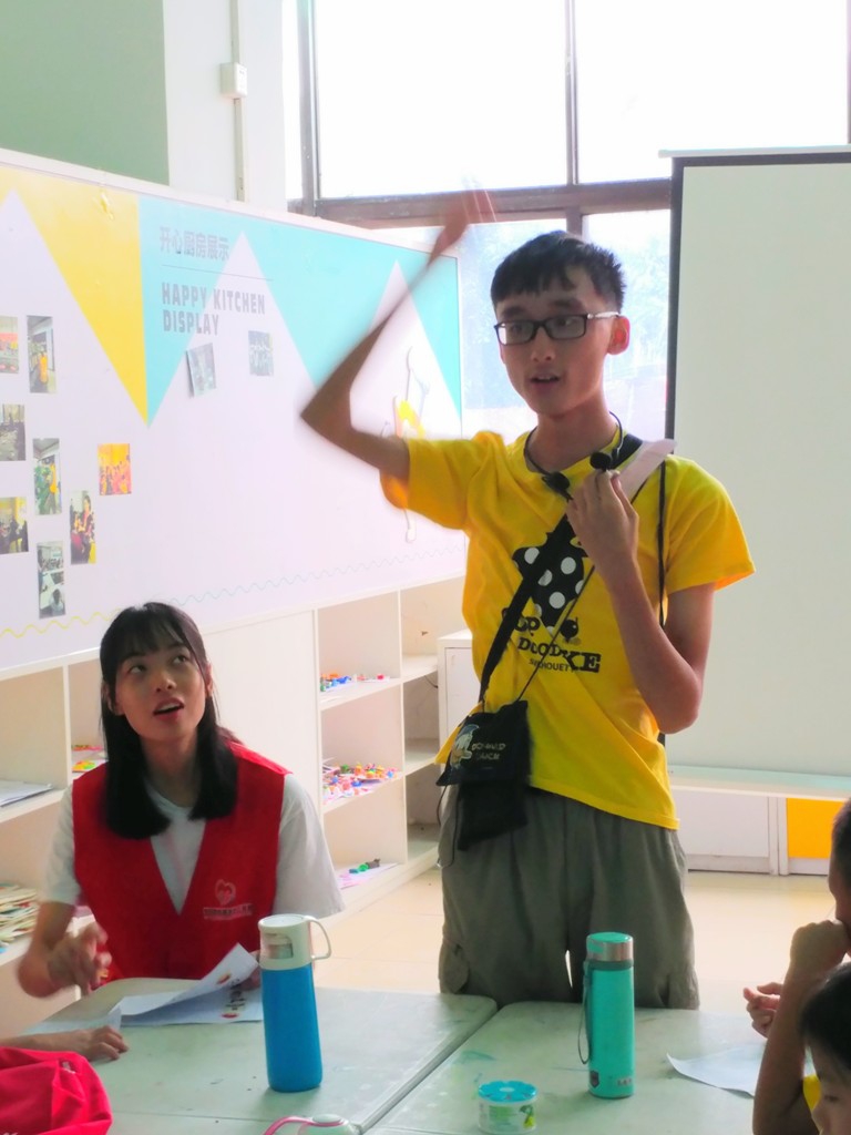 Fred Yau gives class to the left-behind children in Foshan.