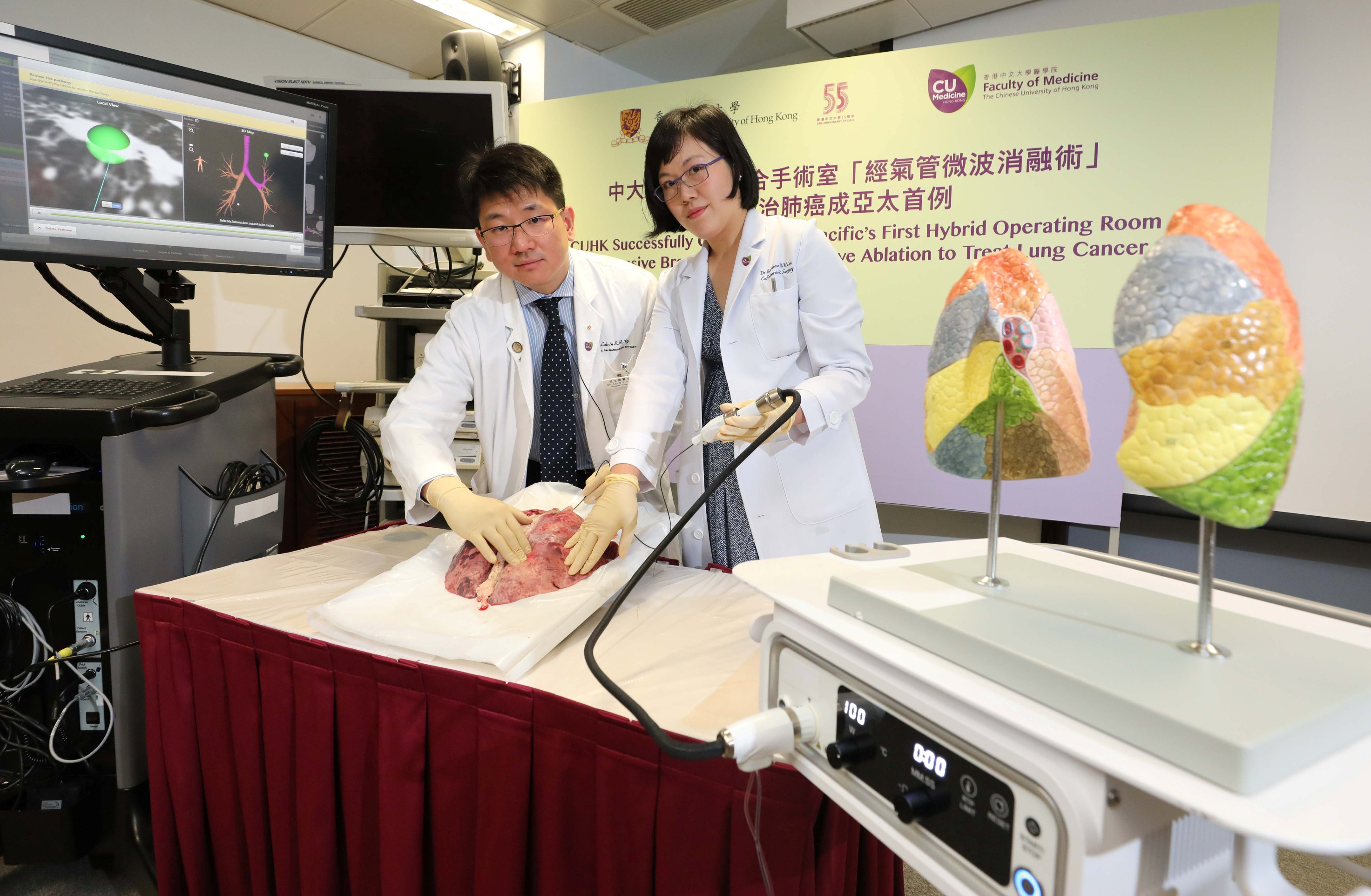 Thoracic surgical professors from the Faculty of Medicine of CUHK successfully performed Asia-Pacific’s first non-invasive Bronchoscopic Microwave Ablation (BMA) in hybrid operating room for lung cancer treatment. Featured in the photo are Dr. Calvin NG (left), Associate Professor, Division of Cardiothoracic Surgery, Department of Surgery, Faculty of Medicine, CUHK; and Dr. Rainbow LAU, Clinical Assistant Professor (honorary) from the same division, simulating the process of the treatment.