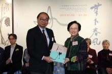 Prof. Henry Wong, Head of New Asia College, CUHK presents a souvenir to donors’ representative, Prof. Mayching Kao, Honorary Fellow of CUHK, Honorary Fellow of New Asia College and Former Director of the Art Museum, CUHK.