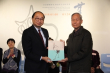 Prof. Henry Wong, Head of New Asia College, CUHK presents a souvenir to Prof. Lee Yun-woon, former Chair of the Department of Fine Arts, CUHK.