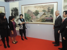 Prof Ng Yuet-lau introduces her painting titled 'Inspiring Young Minds in a Home-like College'.