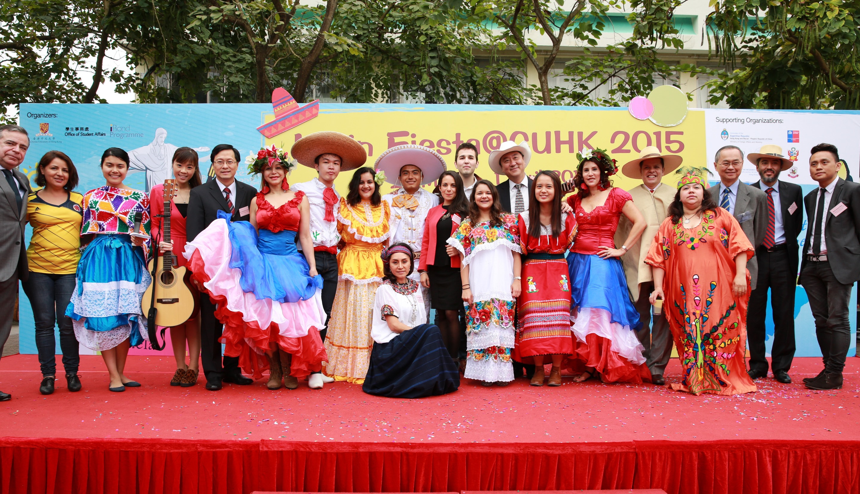 A group photo of guests and students dressing up in traditional costumes.