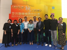 Prof. Gladys Tang(5th left), Director of The Centre for Sign Linguistics and Deaf Studies, attends the award presentation ceremony with her colleagues.