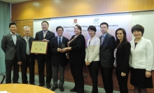 Prof. Pak-chung Ching, Pro-Vice-Chancellor and Professor of Electronic Engineering of CUHK (4th left) presents a souvenir to Ms. JoZell Johnson (5th left).