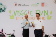 Prof. Joseph Sung and Mr. K.S. Wong check out a bicycle-powered blender and provide a ‘feet-on’ demonstration of churning fruits into smoothies.