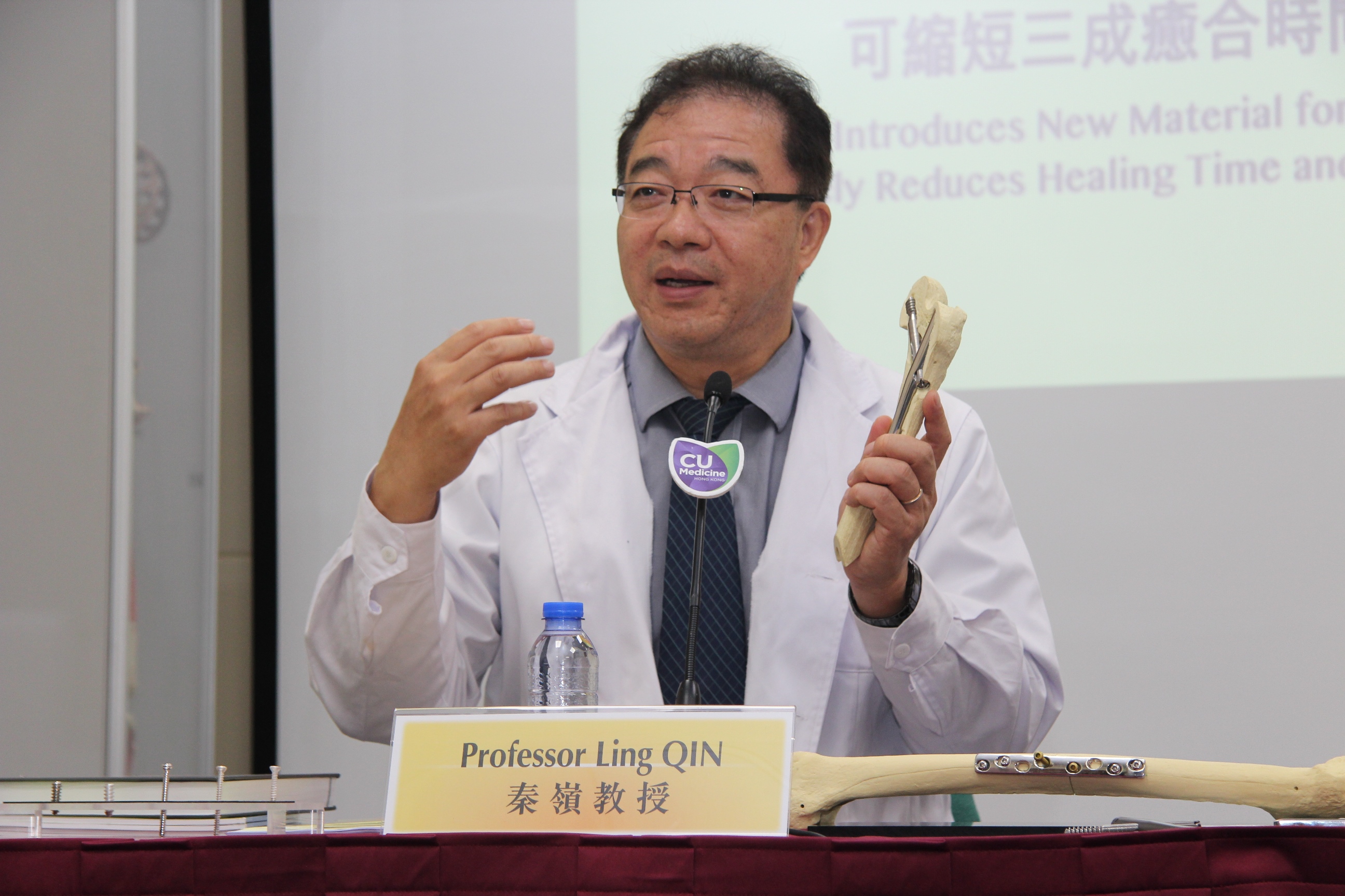 Prof. Qin Ling points out that, according to pre-clinical studies, the new material not only reduces the healing time and enhances the strength of the fractured bone, both by 30%, but also possibly avoids a second fracture.