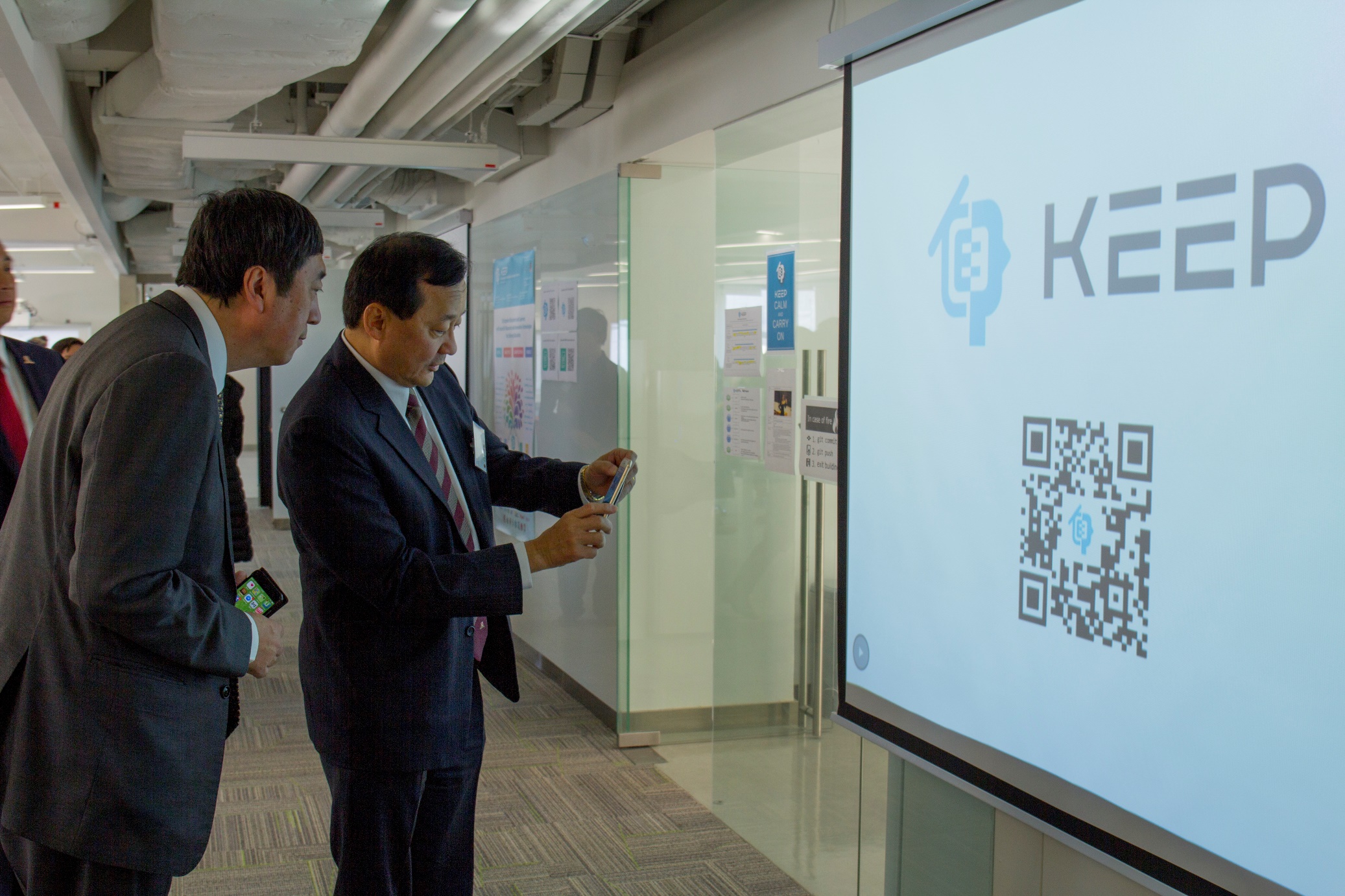 Prof. Sung and Prof. Wah install the mobile application of KEEP on their smartphones.