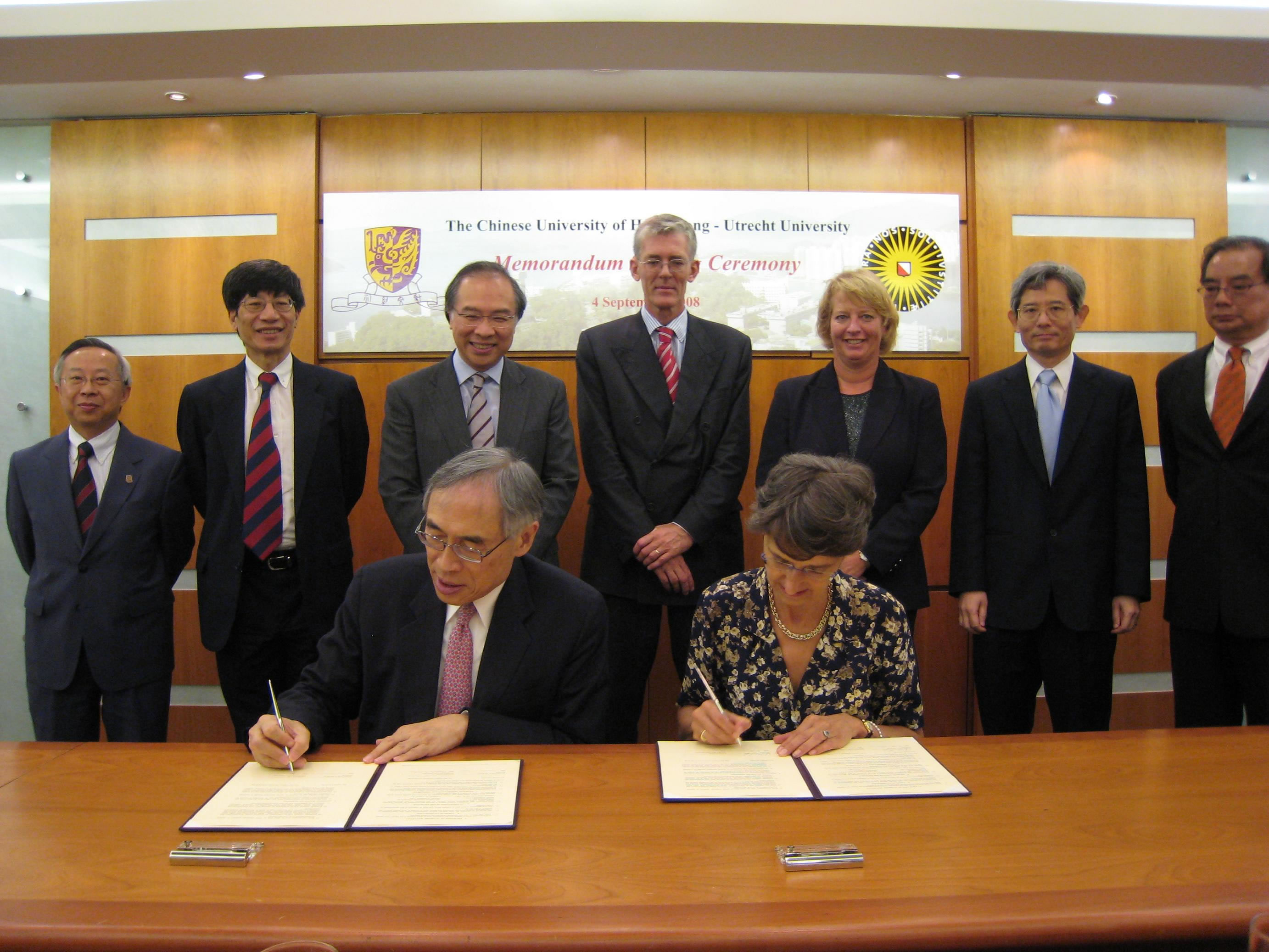 Vice-Chancellor Lawrence J. Lau and President Yvonne van Rooy inked the renewal memoranda between CUHK and Utrecht University under the witnesses of Dutch Consul-General of Hong Kong Mr. Robert Schuddeboom (fourth from left, back row) and senior members from both universities