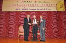 SHKP Executive Director Michael Wong (right) and CUHK Vice-Chancellor Professor Lawrence J. Lau (left) present a souvenir to Professor Kenneth J. Arrow, 1972 Nobel Laureate in Economic Sciences